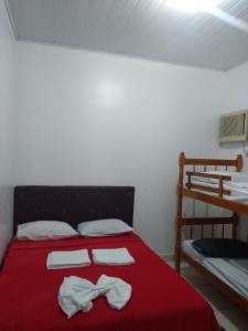 Giường trong phòng chung tại Chácara Pousada Sagui