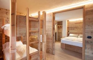サウゼ・ドゥルクスにあるHotel Stella Alpinaのベッドルーム1室(二段ベッド2台、鏡付)