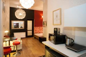 ブダペストにあるInviting flat in the heart of townのキッチン、リビングルームが備わります。