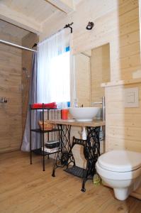 łazienka z toaletą i umywalką w obiekcie Dom Nad Morzem Witome w mieście Mosty