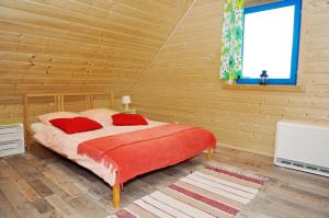 Łóżko lub łóżka w pokoju w obiekcie Dom Nad Morzem Witome