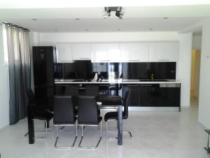Kuchyň nebo kuchyňský kout v ubytování Apartments Govic