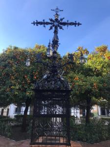 une cage pour oiseaux noirs avec une croix au-dessus dans l'établissement Apartamentos Flamenco B&B, à Séville