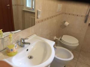 bagno con lavandino e servizi igienici di Sofia Holiday Home a Roma