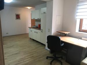 Appartment Mittweida في ميتفايدا: مكتب مع مكتب وكرسي في الغرفة