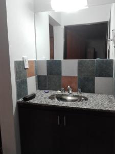 y baño con lavabo y espejo. en Casas de Sierras Da Car en Santa Rosa de Calamuchita