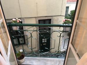 Blick auf einen Balkon mit Tür in der Unterkunft Blue Urban Alfama in Lissabon