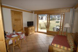 TV a/nebo společenská místnost v ubytování Front Ski Slope Chamonix Apartment