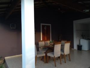 a dining room with a table and chairs at Frente a Praia. Ótima casa barra de são João Rio das ostras,fino acabamento in Barra de São João