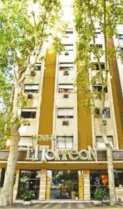 un edificio con un cartel en la parte delantera en Hotel El Torreon en Mendoza