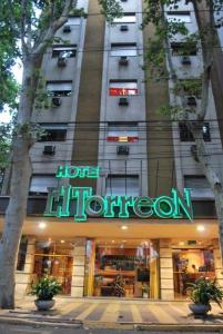 un edificio con un cartel en la parte delantera en Hotel El Torreon en Mendoza
