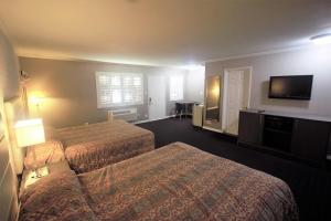 Alpha Inn and Suites tesisinde bir odada yatak veya yataklar