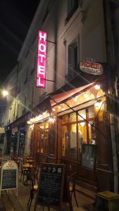 un restaurante con una señal de neón en el lateral de un edificio en Chez Jacqueline en Tours