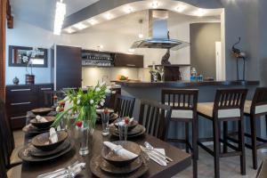 a kitchen and dining room with a table and chairs at Prywatna Rezydencja Marylin Monroe Rabka in Rabka-Zdrój