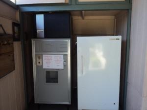 a microwave and a refrigerator in a room at Bishop Elms Motel in Bishop