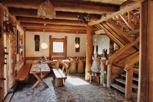 Cette grande chambre est dotée de plafonds en bois et de tables en bois. dans l'établissement Zajazd Tatrzanski, à Kościelisko