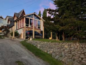 une maison avec une voiture garée devant elle dans l'établissement Del Bosque 487 Apartamento, à Ushuaia