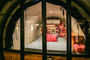 a room with a bed inside of a window at Pipe House Playa Grande in Playa Grande