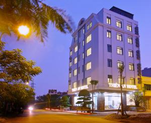 un alto edificio bianco con luci accese di Thiên An Hotel a Hai Phong