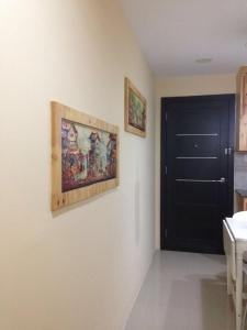 ein Zimmer mit zwei Bildern an der Wand und einer schwarzen Tür in der Unterkunft YNT 2 Bedroom Apartment with city View in Nagoya