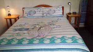 A bed or beds in a room at Carisbrook Cottage Queenscliff