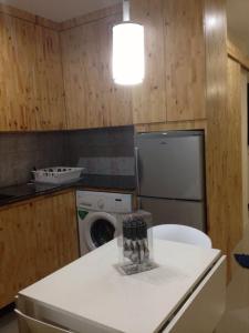 eine Küche mit einem Kühlschrank und einer Waschmaschine in der Unterkunft YNT 2 Bedroom Apartment with city View in Nagoya