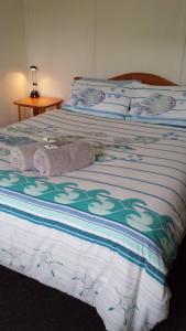 a bed with two towels on top of it at Carisbrook Cottage Queenscliff in Queenscliff