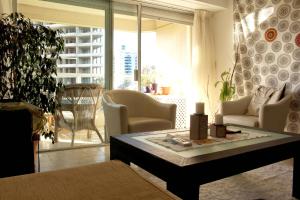 uma sala de estar com um sofá e uma mesa em Apartamento en Punta del Este Playa Mansa em Punta del Este
