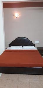 um quarto com uma cama com um colchão vermelho em Strawberry Country em Mahabaleshwar