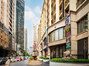 une rue dans une ville avec de grands bâtiments dans l'établissement The Davis Bangkok, à Bangkok