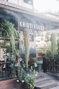akritkrit house é uma floricultura com vasos de plantas em Kristi House em Chiang Mai