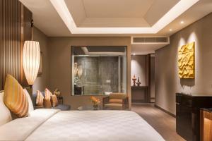Uma cama ou camas num quarto em Sedona Hotel Yangon