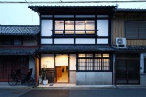 a building with a window and a bike in front of it at Casa OGUMO in Kyoto