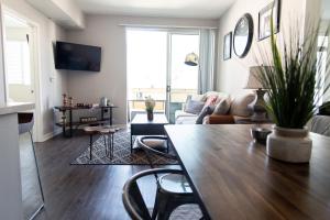 a living room with a table and a couch at Santa Monica 2 Bed/ 2 Bath in Los Angeles