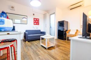 un salon avec un canapé et une table dans l'établissement Modern and Comfy 3BR Bassura City Apartment By Travelio, à Jakarta