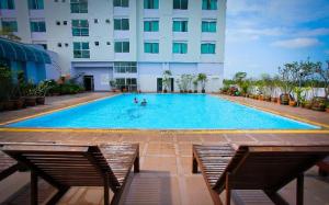 een groot zwembad voor een gebouw bij Diamond Plaza Hotel in Suratthani