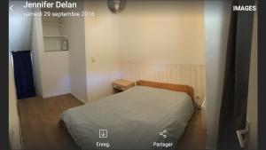 フォン・ロムー・オデイヨ・ヴィアにあるTriplex vue panoramiqueの小さなベッドルーム(ベッド1台、デスク付)