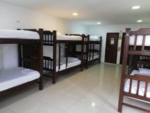 a group of bunk beds in a room at Villa Sarie Bay in San Andrés