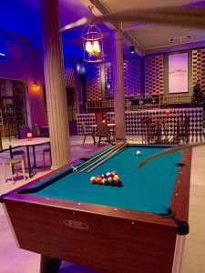 Biliardový stôl v ubytovaní You Empire Hostel & Bar