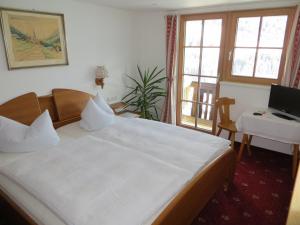 A bed or beds in a room at Gästehaus am Berg