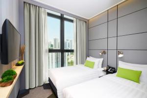 Säng eller sängar i ett rum på Hotel Ease Access Tsuen Wan