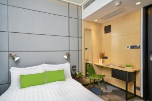 Ein Bett oder Betten in einem Zimmer der Unterkunft Hotel Ease Access Tsuen Wan