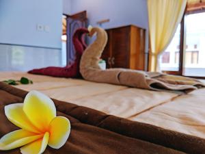 Postel nebo postele na pokoji v ubytování Serangan Inn Mimba