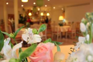 un tavolo con fiori bianchi e rosa di Lindenhof a Thiendorf