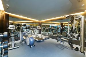 een fitnessruimte met diverse loopbanden en een spiegel bij Hotel Ease Tsuen Wan in Hong Kong