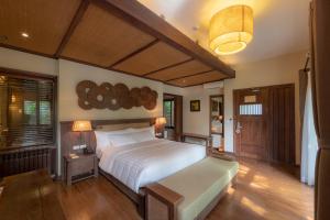 Un pat sau paturi într-o cameră la Melia Ba Vi Mountain Retreat