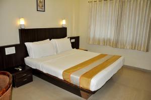 Postel nebo postele na pokoji v ubytování Hotel Atria, Kolhapur