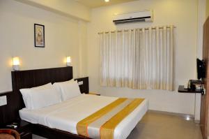 Postel nebo postele na pokoji v ubytování Hotel Atria, Kolhapur