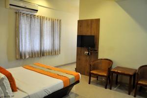 TV a/nebo společenská místnost v ubytování Hotel Atria, Kolhapur