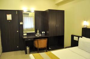 Postel nebo postele na pokoji v ubytování Hotel Atria, Kolhapur